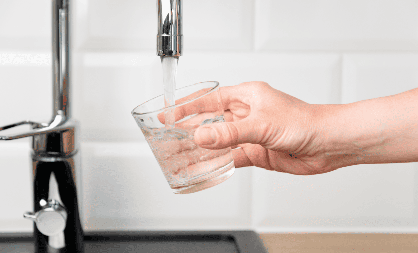 un verre d'eau qui se remplit